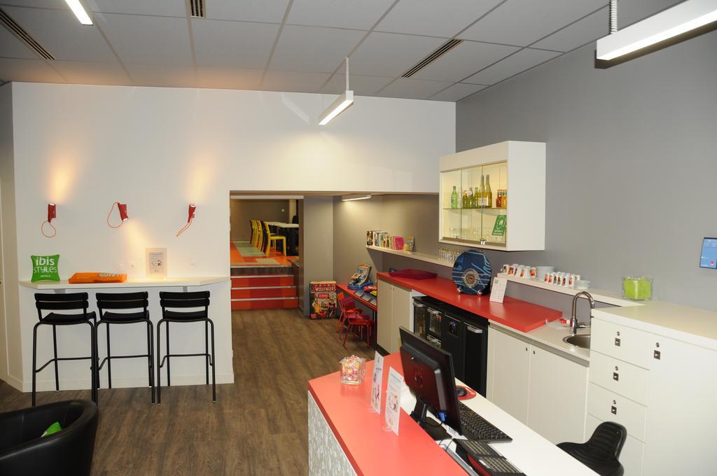 Ibis Styles Chambery Centre Gare Hotel Exterior foto